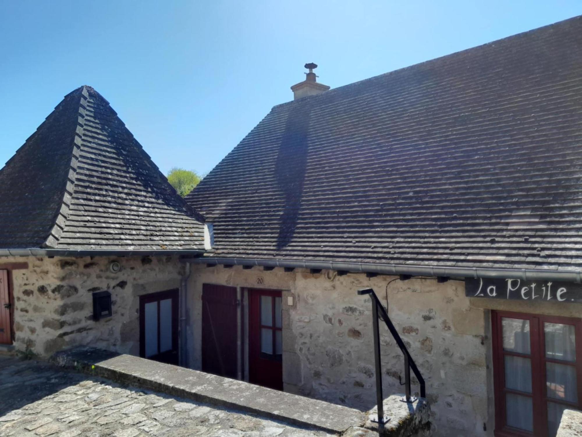 Gite "La Petite" Saint-Benoit-du-Sault Exterior photo